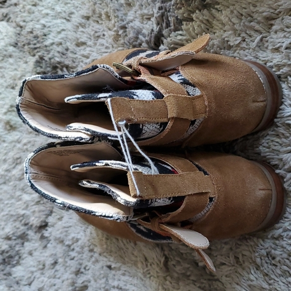 Plume by Farylrobin Mixed Media Suede Booties Size 8 - Picture 5 of 9